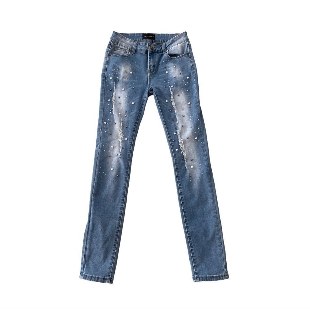 🎉HP🎉 THE STYLE BETWEEN US Pearl Stone Embellished Distressed Jeans Size 5